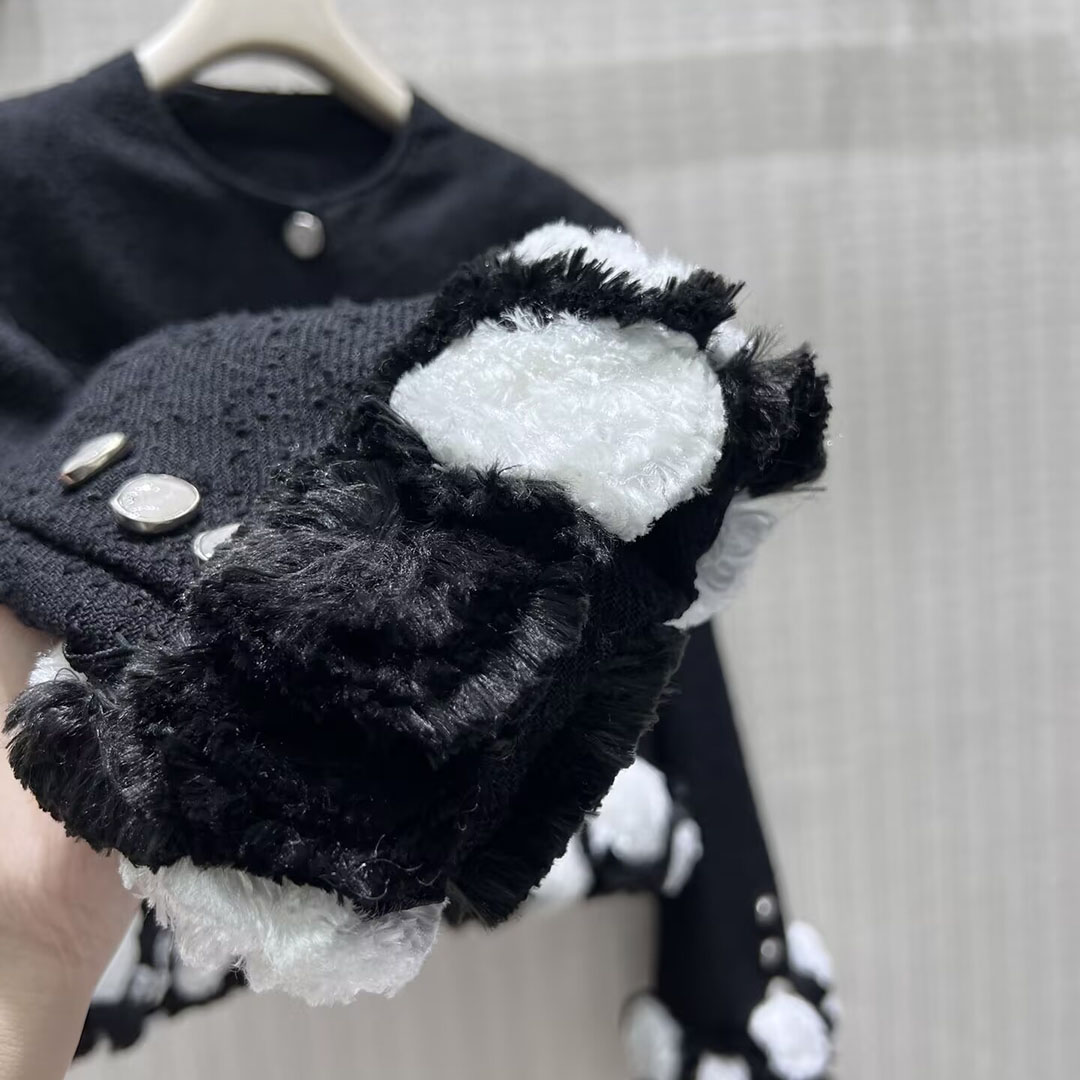 2026年秋冬新作　黒と白のコントラストが美しいプラッシュフ - Winter Clothing Trends 2026 のレビューと価格