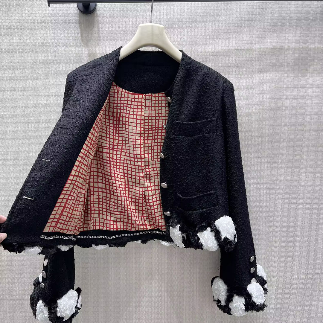 2026年秋冬新作　黒と白のコントラストが美しいプラッシュフ - Winter Clothing Trends 2026 のレビューと価格