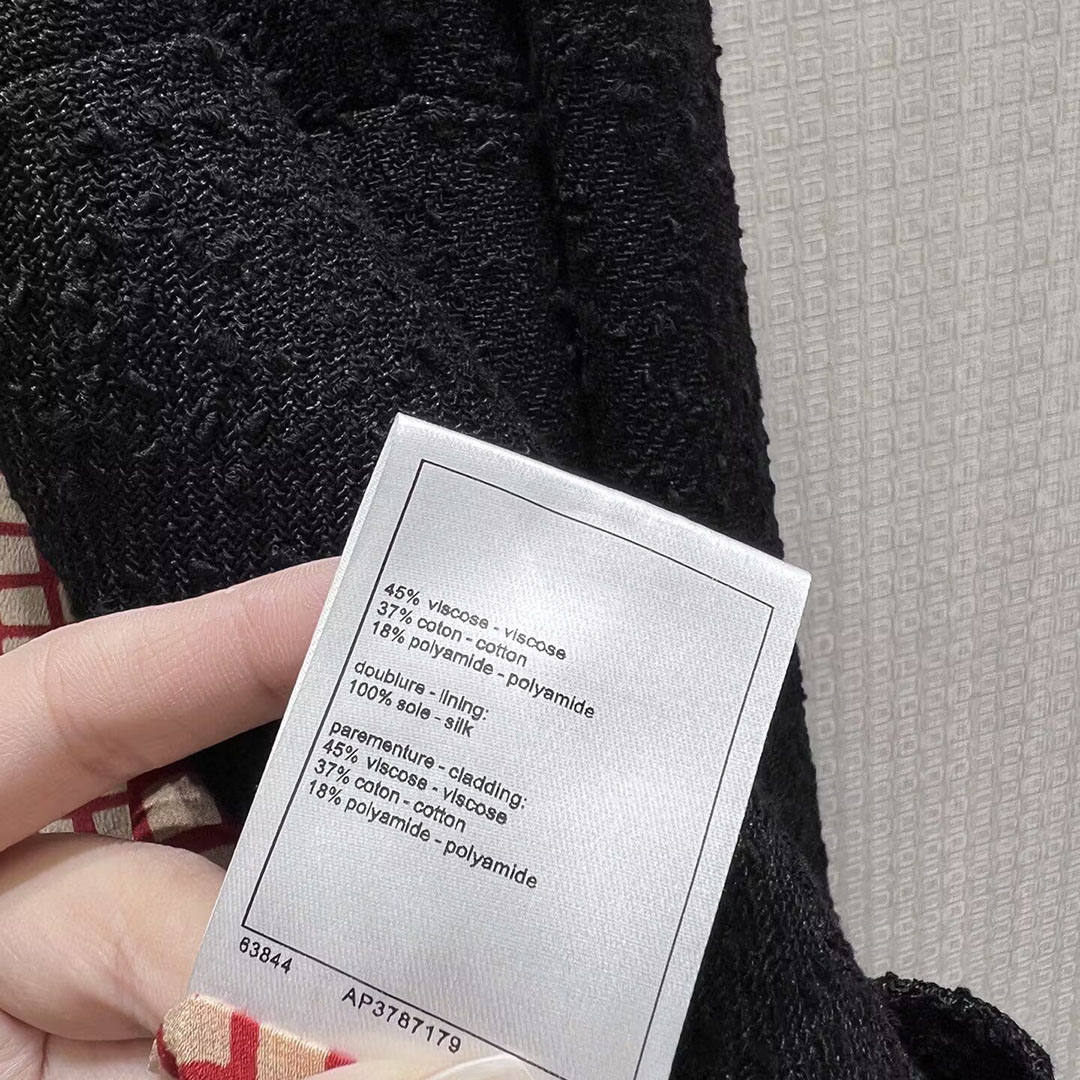 2026年秋冬新作　黒と白のコントラストが美しいプラッシュフ - Winter Clothing Trends 2026 のレビューと価格